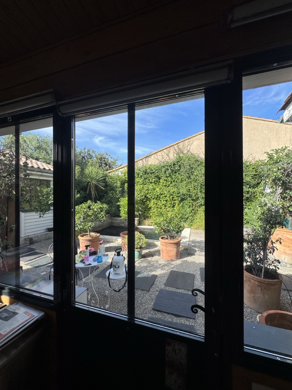 Fenêtres et porte du bureau plein sud vues de l’intérieur après la pose du film anti-UV