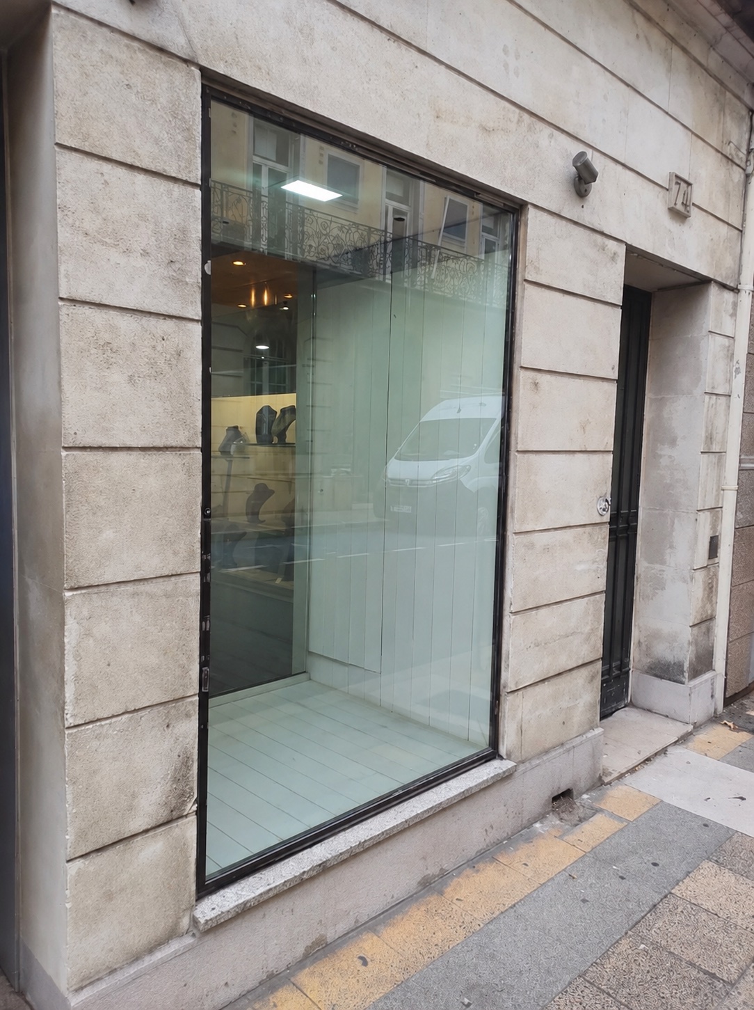 Vitrine de commerce à Lyon équipée d’un film de protection transparent
